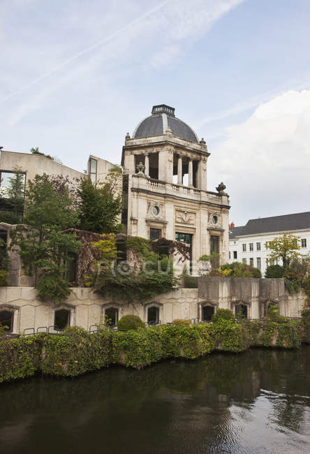 Building Along Water's Edge — Stock Photo