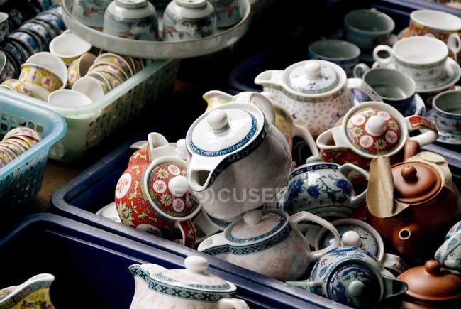 Pilhas de bules e xícaras de chá — Fotografia de Stock
