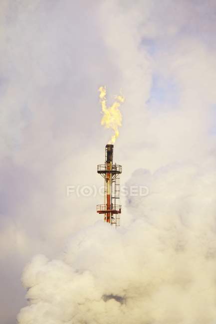 Chimenea de refinería de petróleo - foto de stock