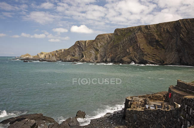 Скалы вдоль побережья — стоковое фото