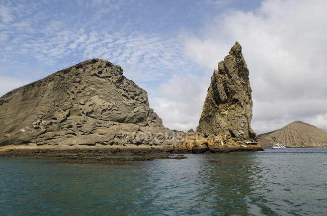 Pináculo de roca en la isla Bartolomé - foto de stock