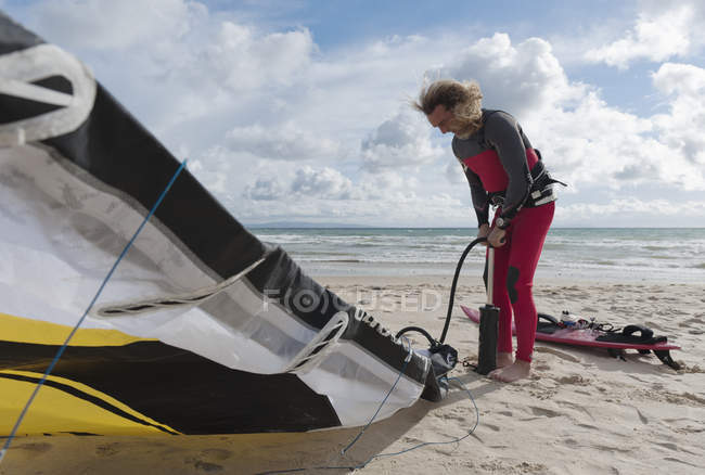 Atleta extremo adulto con equipo de windsurf. Tarifa, Cádiz, Andalucía, España - foto de stock