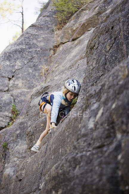 Junges Mädchen klettert — Stockfoto