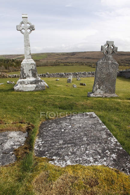 Gräber auf kirchlichem Friedhof — Stockfoto