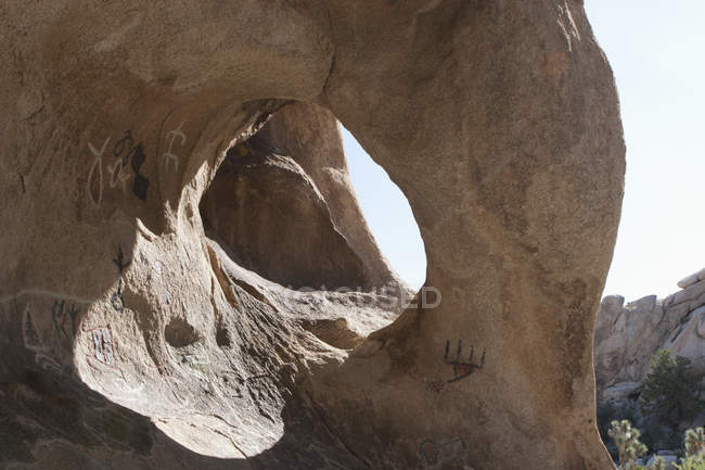 Закруглена скельна формація з Петрогліфами — стокове фото