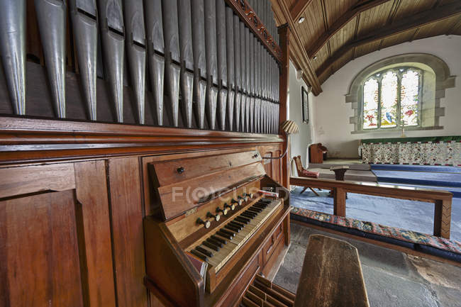Órgano de tubería en una iglesia - foto de stock