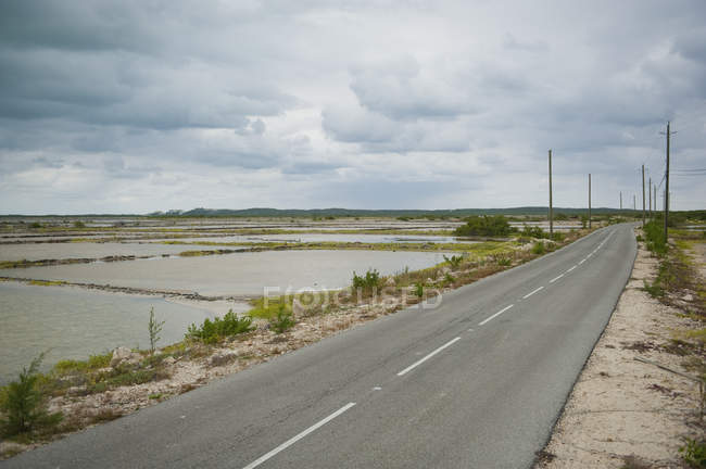 Дорога рядом с водой — стоковое фото