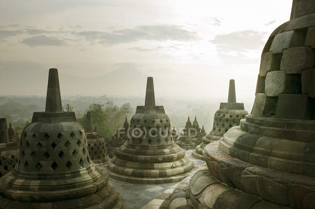 Templo Borobudur en la parte superior - foto de stock