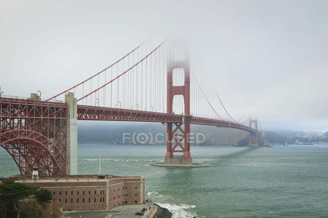 Міст Золоті Ворота в тумані — стокове фото