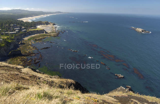 Aqua couleur océan et rivage rocheux — Photo de stock