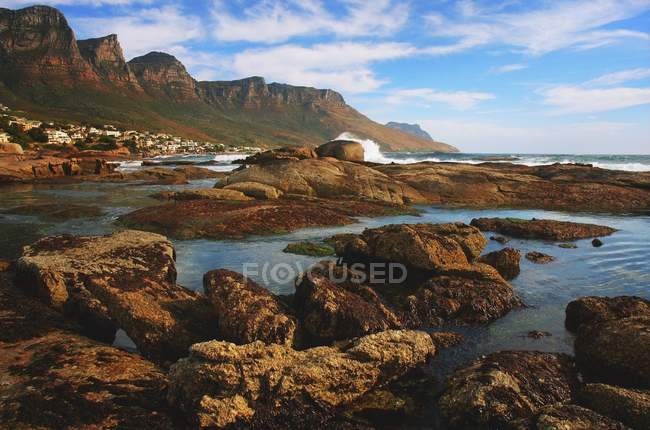 Rocky Seashore com montanhas — Fotografia de Stock