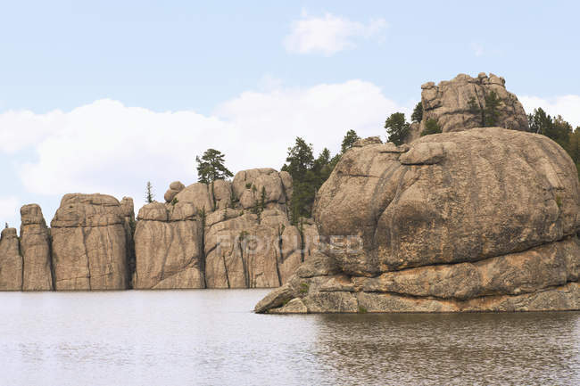 Costas rochosas do lago — Fotografia de Stock