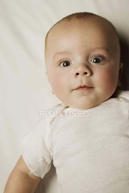 Portrait de bébé aux yeux larges heureux — Photo de stock