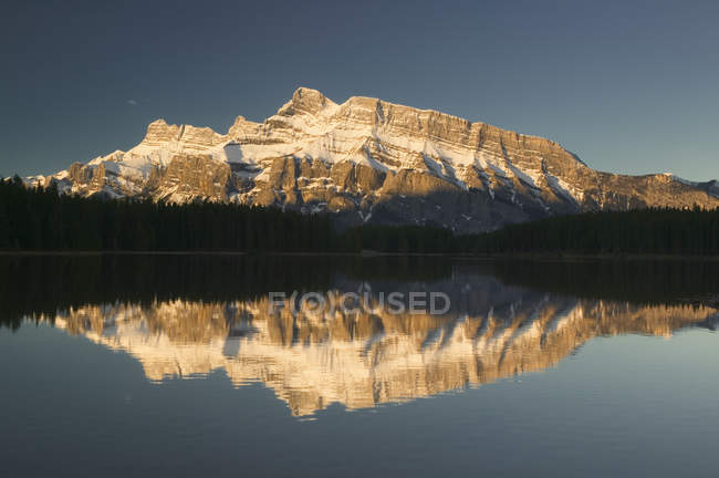 Zwei Jack Lake und Mount Rundle — Stockfoto
