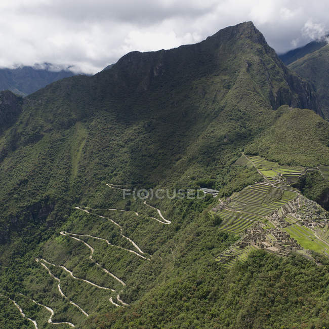 Camino sinuoso subiendo la montaña a Machu Picchu - foto de stock