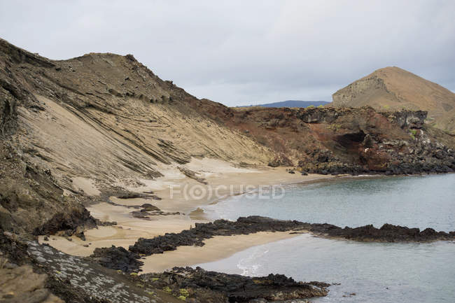 La costa dell'isola di Bartolome — Foto stock