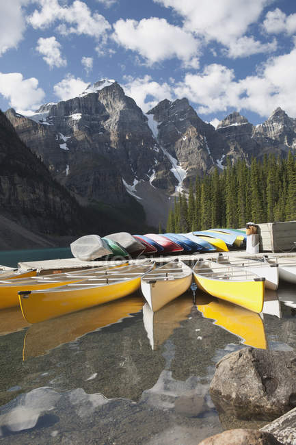 Canoe lungo una Darsena Riflettendo Off Lake — Foto stock