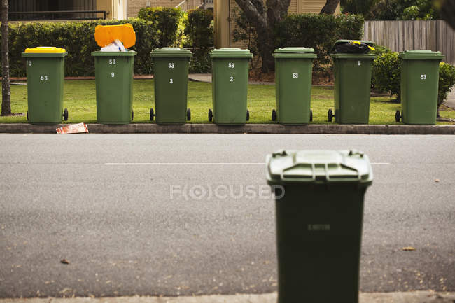 Escaninhos de lixo no meio-fio — Fotografia de Stock