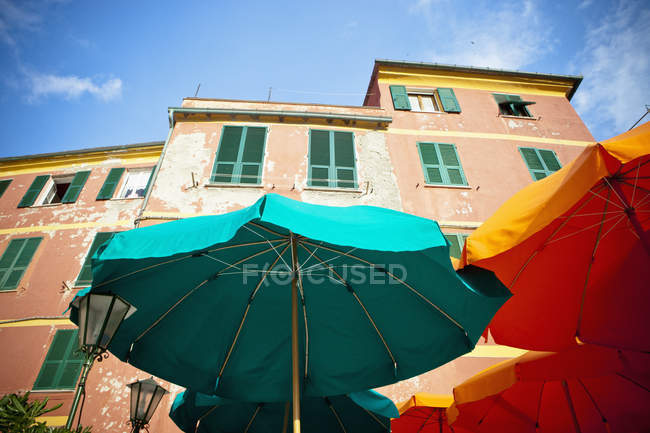 Ombrelli verdi e gialli — Foto stock