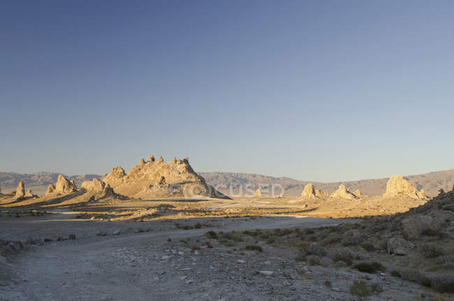 Trona pináculos en el desierto - foto de stock