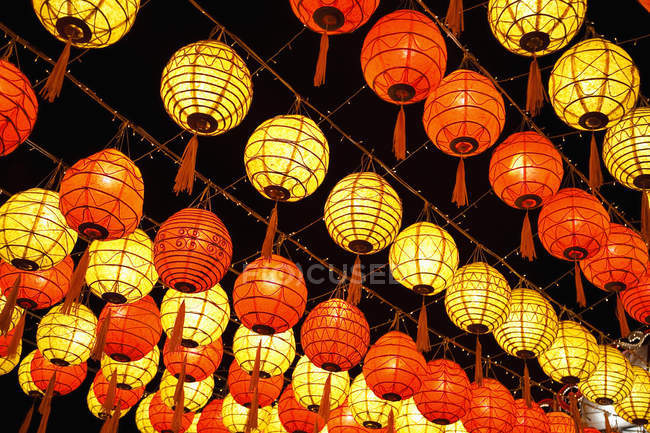 Lanternas chinesas vermelhas e amarelas; — Fotografia de Stock