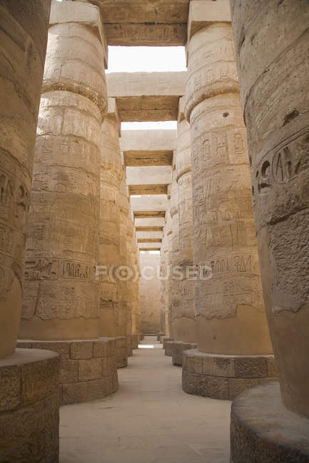 Colonnes massives dans les temples de Karnak — Photo de stock