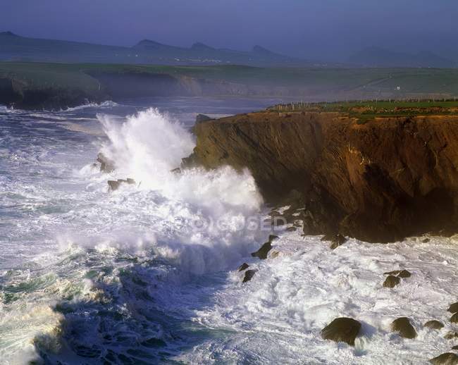 Wellen an der Küste — Stockfoto
