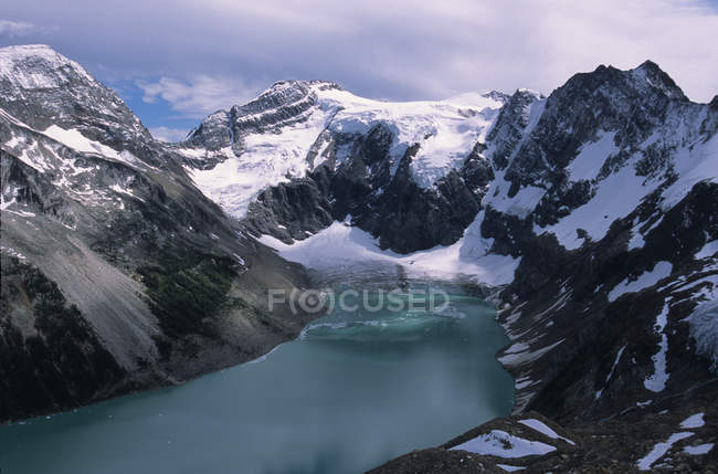 Agua del lago alpino - foto de stock