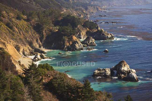 Formações rochosas ao longo da costa — Fotografia de Stock