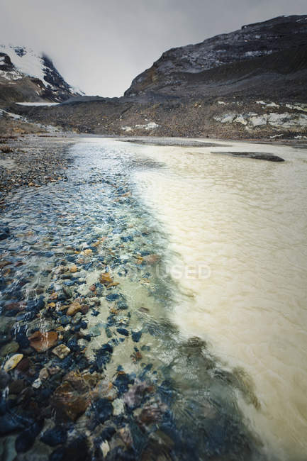 Agua de manantial y agua glacial derretida - foto de stock