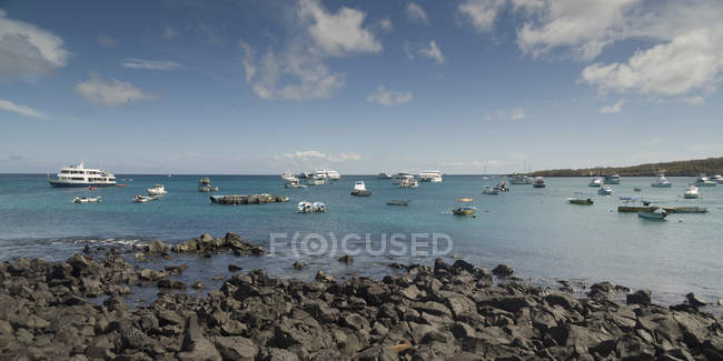 Barcos en el océano frente a la costa - foto de stock