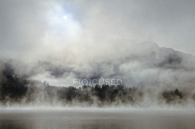 Montanha Whistler sobe acima do lago Alta — Fotografia de Stock