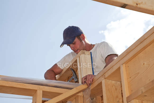 Tradesman travaillant sur le cadrage — Photo de stock