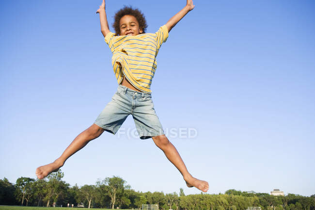 Menino de oito anos pulando muito alto, Winnipeg, Canadá — Fotografia de Stock