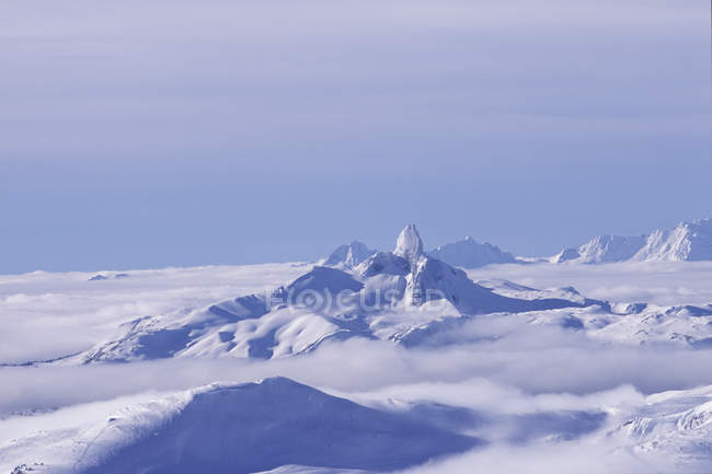 Snow covered mountains peaks — Stock Photo