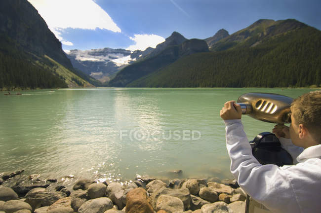 Мальчик смотрит в бинокль — стоковое фото