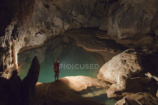 Guía turístico filipino sosteniendo linterna dentro de la Cueva Sumaging o Cueva Grande cerca de Sagada, Luzón, Filipinas - foto de stock