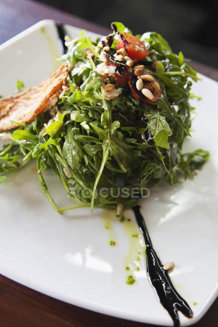 Salade sur une assiette ; Coolangatta, Queensland, Australie — Photo de stock