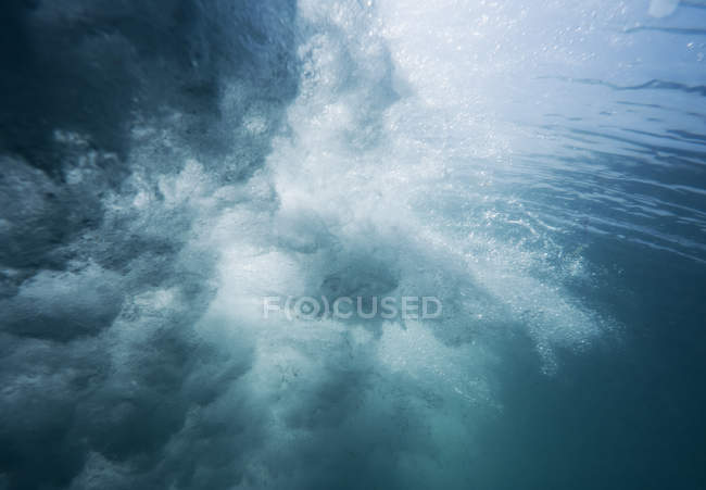 Movimento subaquático de uma onda — Fotografia de Stock