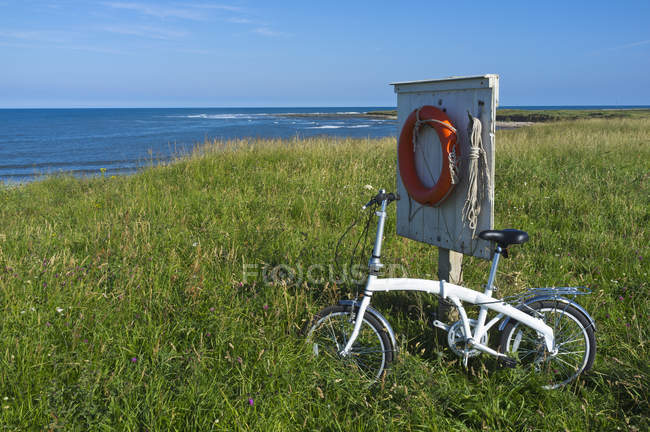 Una bicicleta se apoya en una estructura de madera - foto de stock