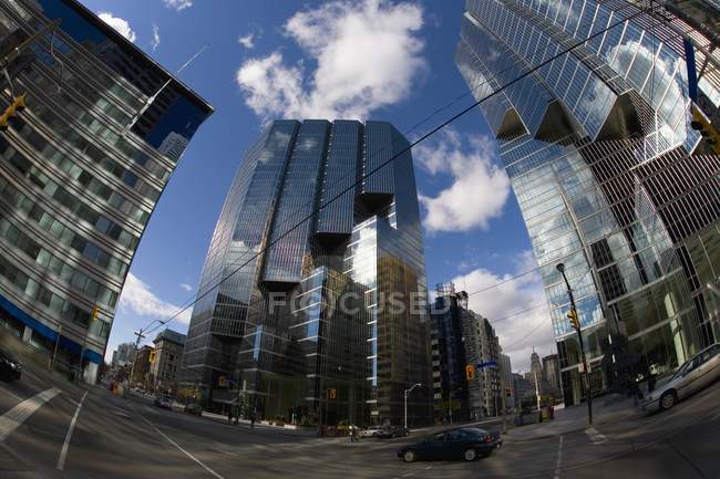 Innenstadt Straße mit modernen Glasgebäuden gegen bewölkten Himmel, niedrige Winkel, USA — Stockfoto