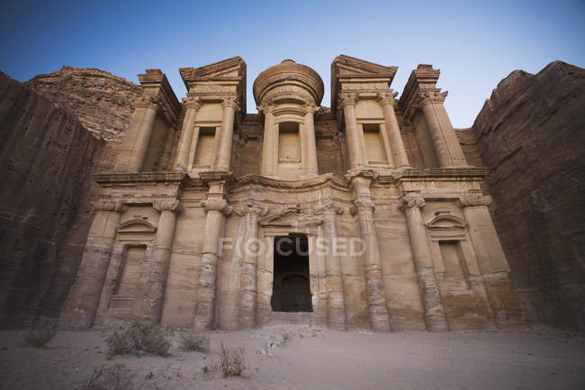 Arquitectura nabatea del monasterio - foto de stock