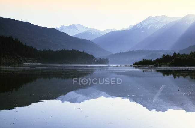 Green Lake And Reflection — Stock Photo
