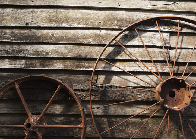 Старые колеса против стены — стоковое фото