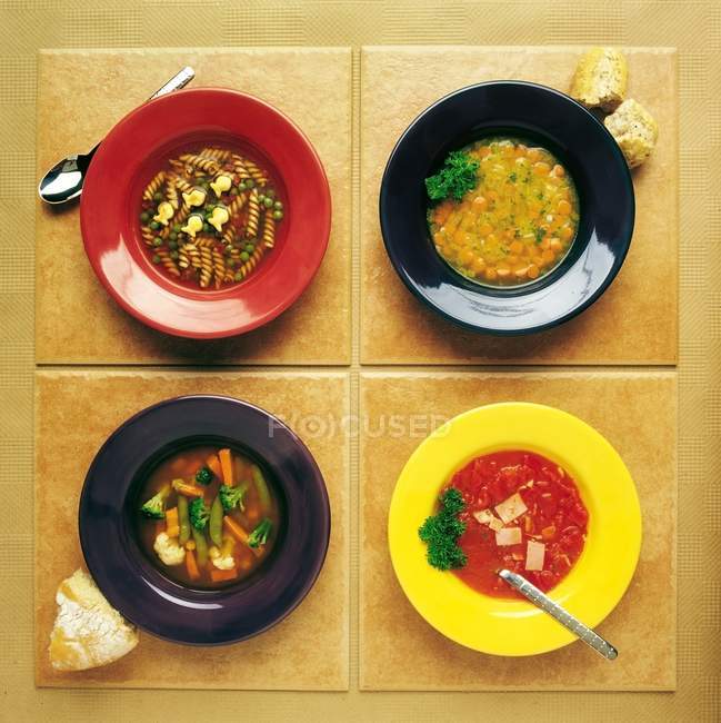 Quatre assiettes d'aliments — Photo de stock