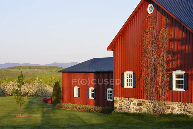 Vista del granero rojo - foto de stock