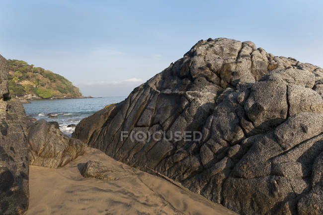 Grande formation rocheuse le long de la côte — Photo de stock