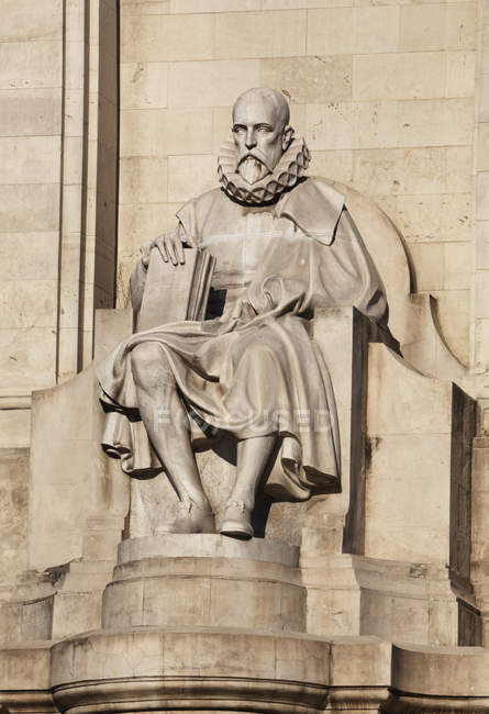 Памятник Сервантесу в Мадриде — стоковое фото
