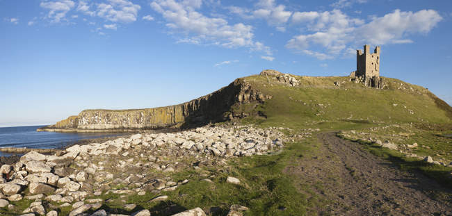 Blick auf die Burg von Dunstanburgh — Stockfoto