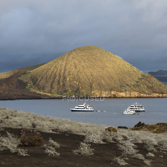 Barcos en el agua frente a la isla Bartolomé - foto de stock